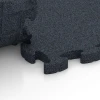 Großaufnahme vom Verbindungssystem von WARCO-Boden 6961 - Fitness Premium suelo deportivo im Farbdesign Antracita. Abmessungen 45,9 x 45,9 x 2,8 cm.