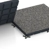 Großaufnahme vom Verbindungssystem von WARCO-Boden 7141 - Suelo de gimnasio para exterior im Farbdesign Granito gris oscuro. Abmessungen 60 x 60 x 4 cm | 0,36 m².