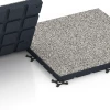 Großaufnahme vom Verbindungssystem von WARCO-Boden 7142 - Suelo de gimnasio para exterior im Farbdesign Granito gris. Abmessungen 60 x 60 x 4 cm | 0,36 m².