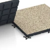 Großaufnahme vom Verbindungssystem von WARCO-Boden 7147 - Suelo de gimnasio para exterior im Farbdesign Travertino. Abmessungen 60 x 60 x 4 cm | 0,36 m².