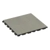 Foto der hinteren Seite vom unsymmetrischen WARCO-Formteil 1572: Playground flooring, Design Granito claro, Maße 1000 x 1000 x 30 mm.