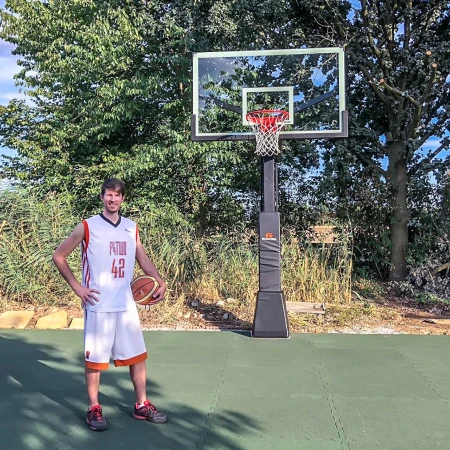Die Ballspielplatten von WARCO sind bestens geeignet, um im eigenen Garten ein Basketballfeld anzulegen. Das Spielfeld und der Ballabprall auf dem Basketball-Court erfüllen die Ansprüche von ambitionierten Basketball-Spielern.
