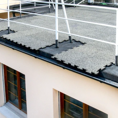 The terrace slabs at the edge of the roof terrace are cut to size and laid at the very end. Cut-outs must be made in the slabs for the balcony railing. The slabs can protrude 2-3 cm beyond the surface outwards over the gutter. The correct laying temperature of around 17°C is important.