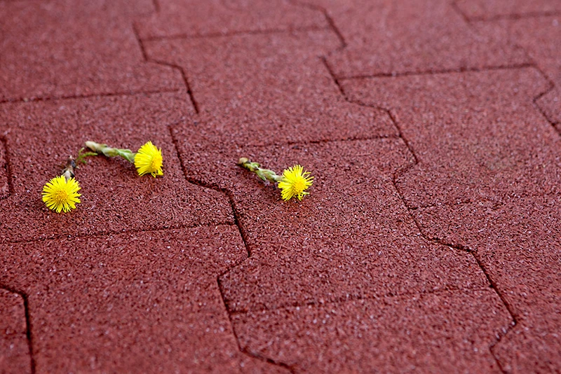 The close-up of an event floor with an imprinted joint pattern of interlocking paving (H or bone stone) shows the fine-grained structure of the surface.