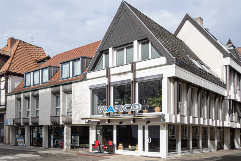 Gebäude der WARCO Gallery in Neustadt an der Weinstraße. Darin untergebracht sind die WARCO Fachberatung und die Ausstellung der Bodenbeläge. Das Gebäude ist im Stil einem Fachwerkhaus nachempfunden.